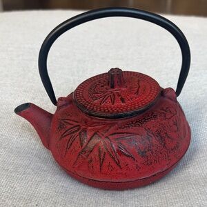 Red 20oz Cast Iron Teapot with Bamboo Design
